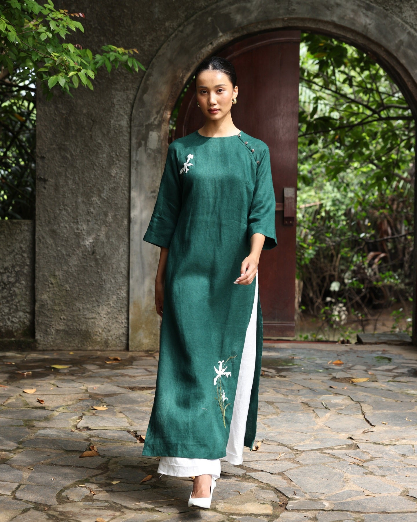 Hand-embroidered linen tunic dress ELA-W56 Ao dai/dress only Hand-embroidered linen tunic dress ELA-W56 Ao dai/dress only