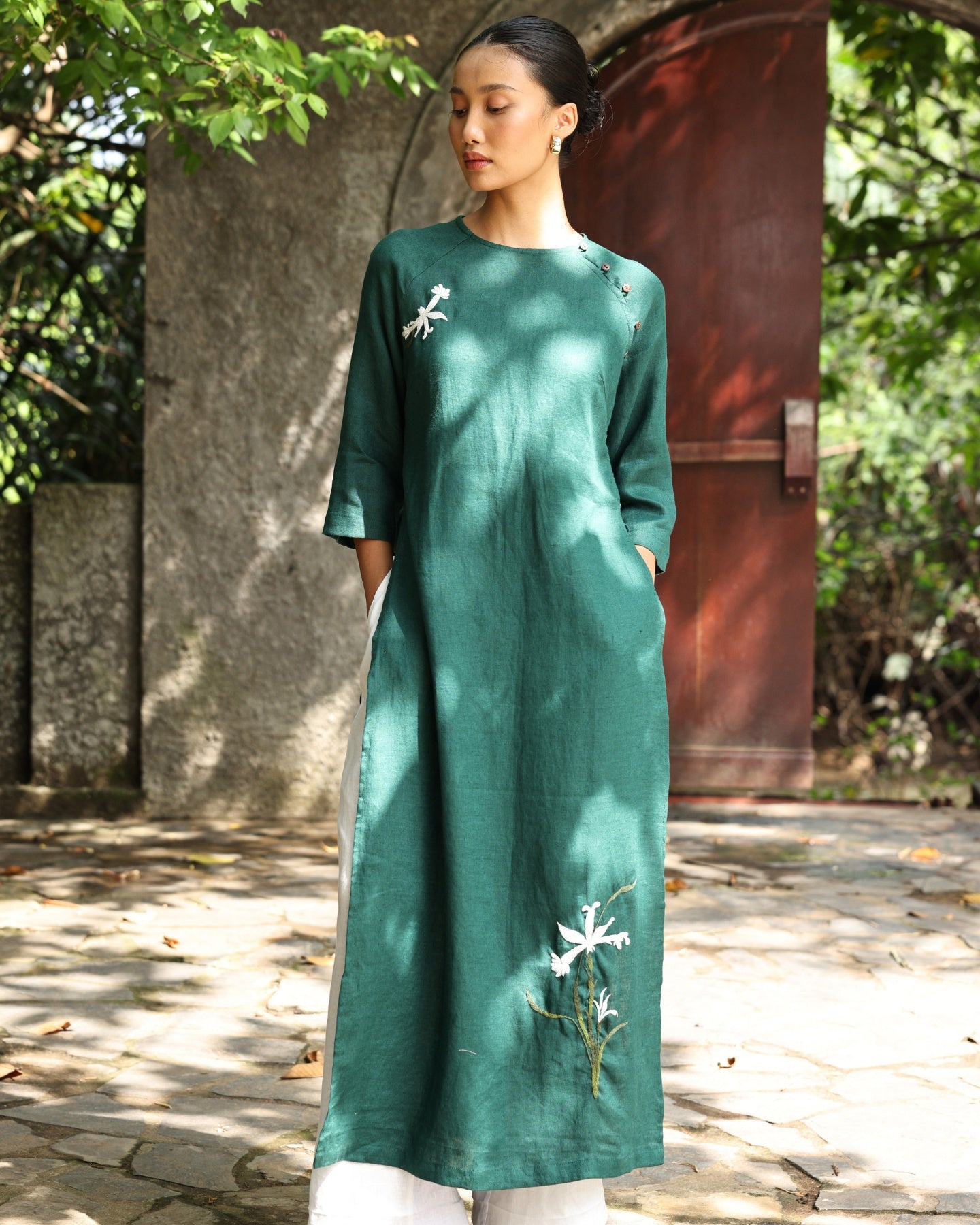 Hand-embroidered linen tunic dress ELA-W56 Ao dai/dress only Hand-embroidered linen tunic dress ELA-W56 Ao dai/dress only