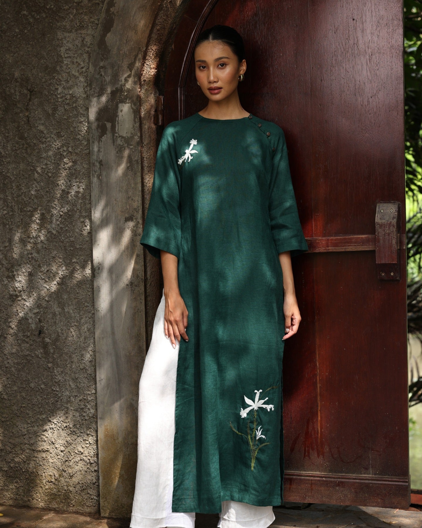 Hand-embroidered linen tunic dress ELA-W56 Ao dai/dress only Hand-embroidered linen tunic dress ELA-W56 Ao dai/dress only