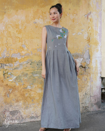 Hand-embroidered linen Vietnamese cultural dress