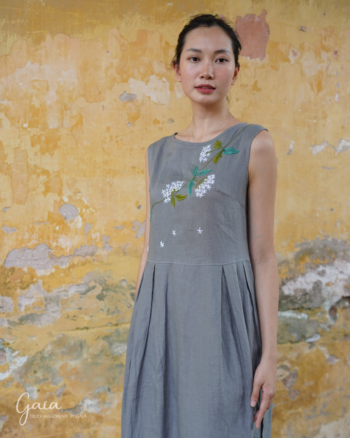 Hand-embroidered linen Vietnamese cultural dress