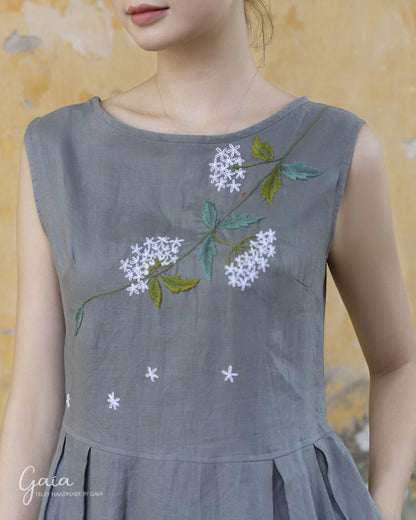 Hand-embroidered linen Vietnamese cultural dress