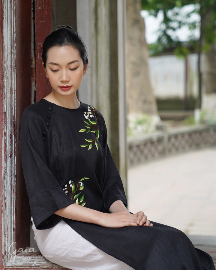 Hand-embroidered linen Vietnamese Ao Dai dress black