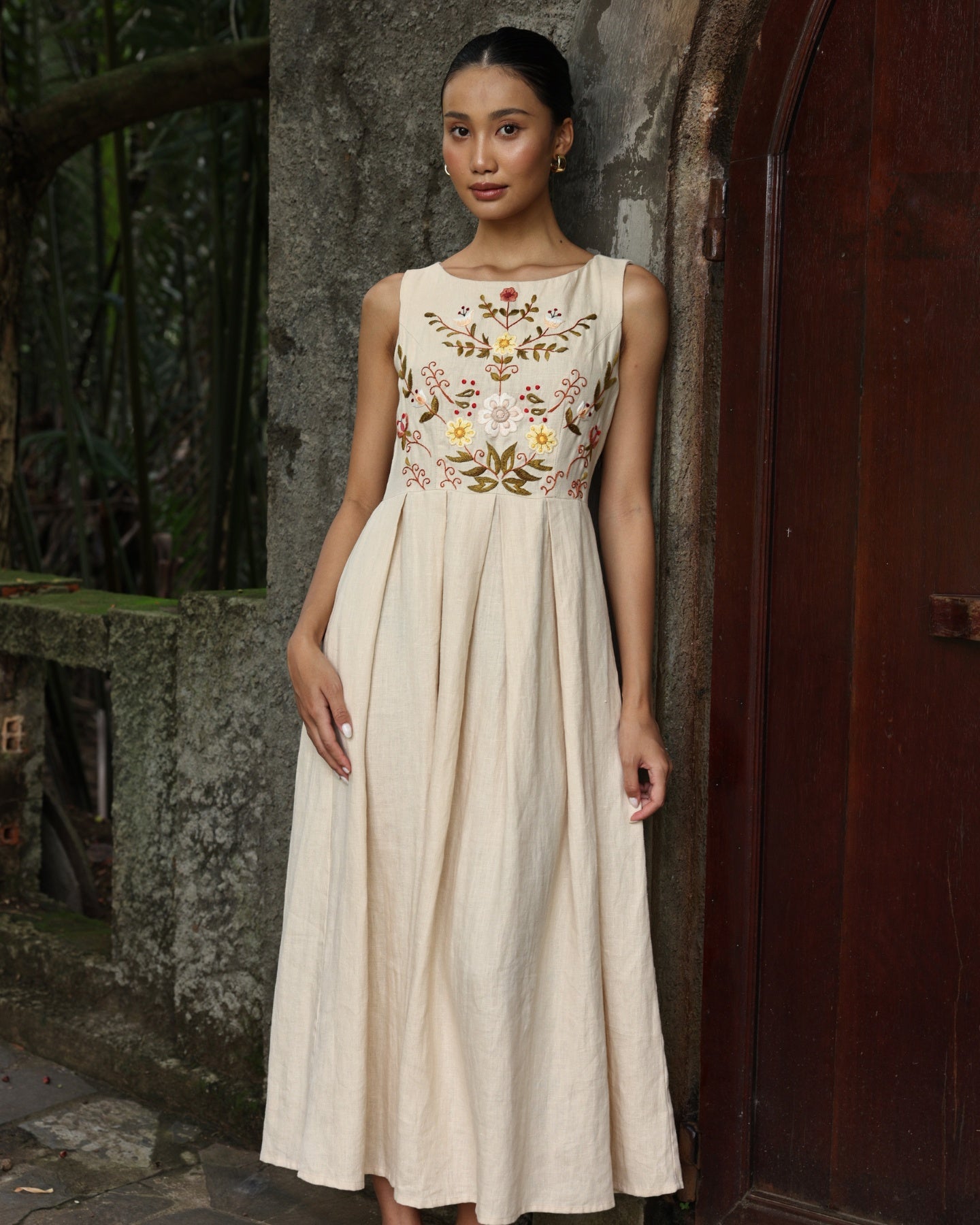 Linen dress with floral embroidery