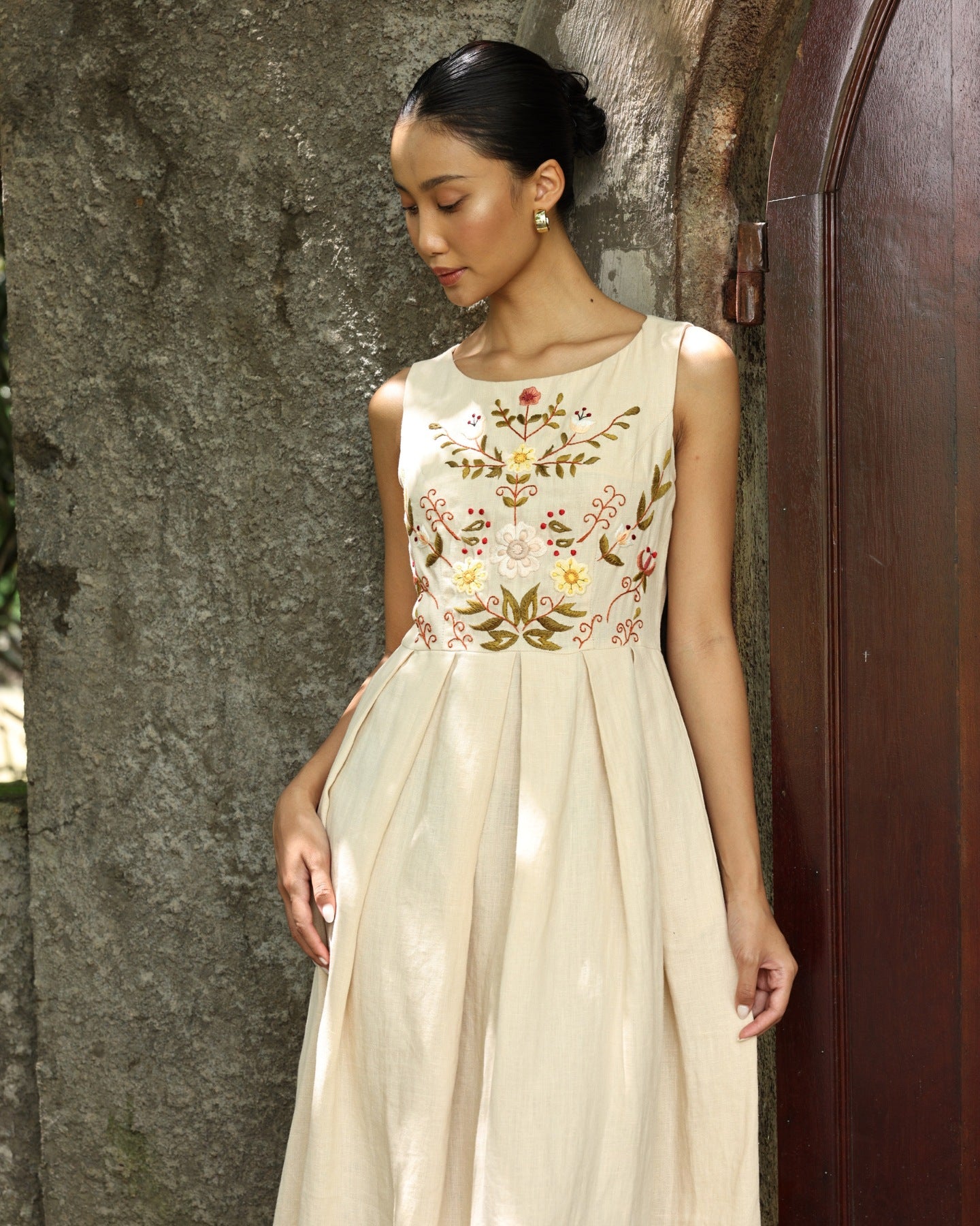 Linen dress with floral embroidery