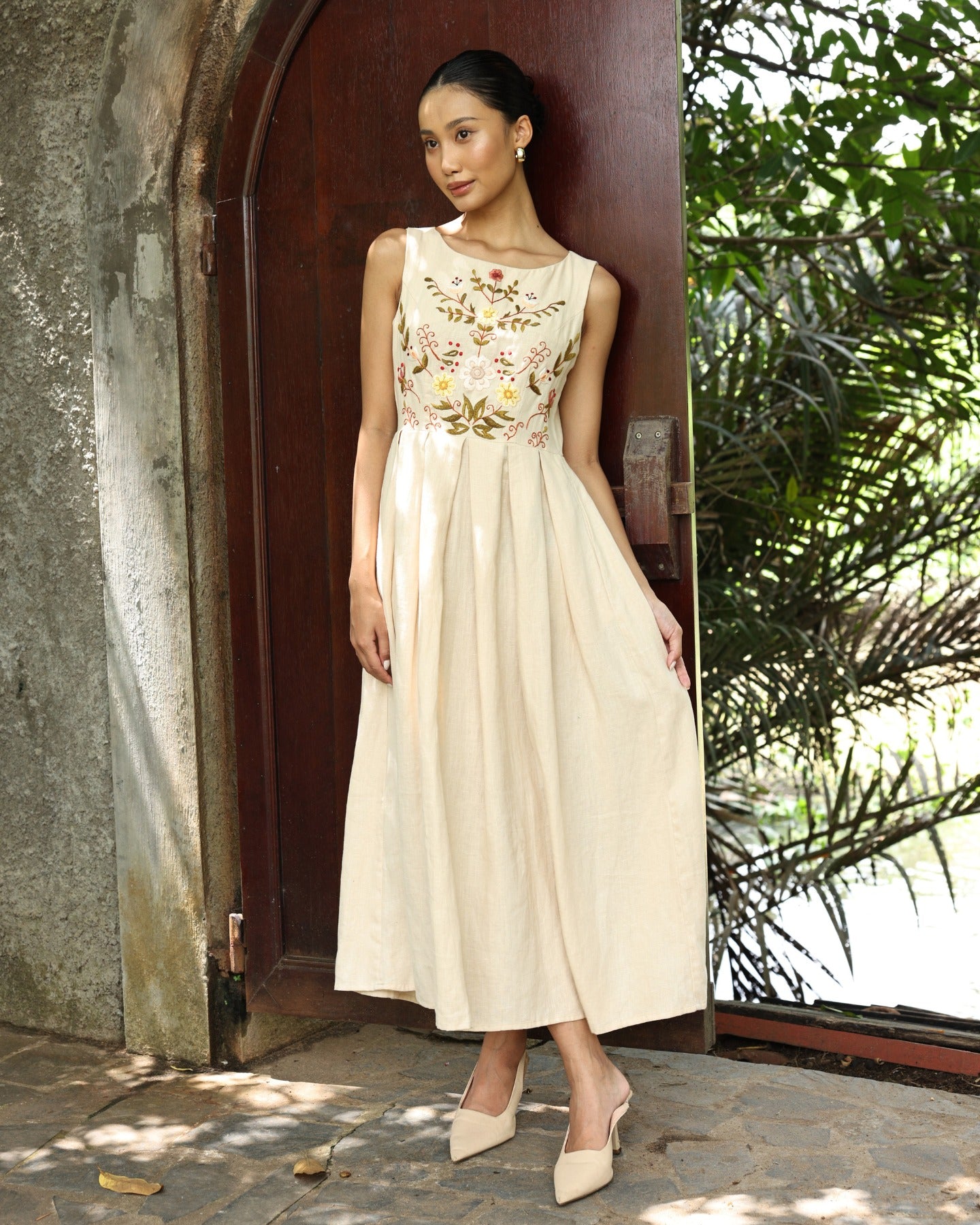 Linen dress with floral embroidery