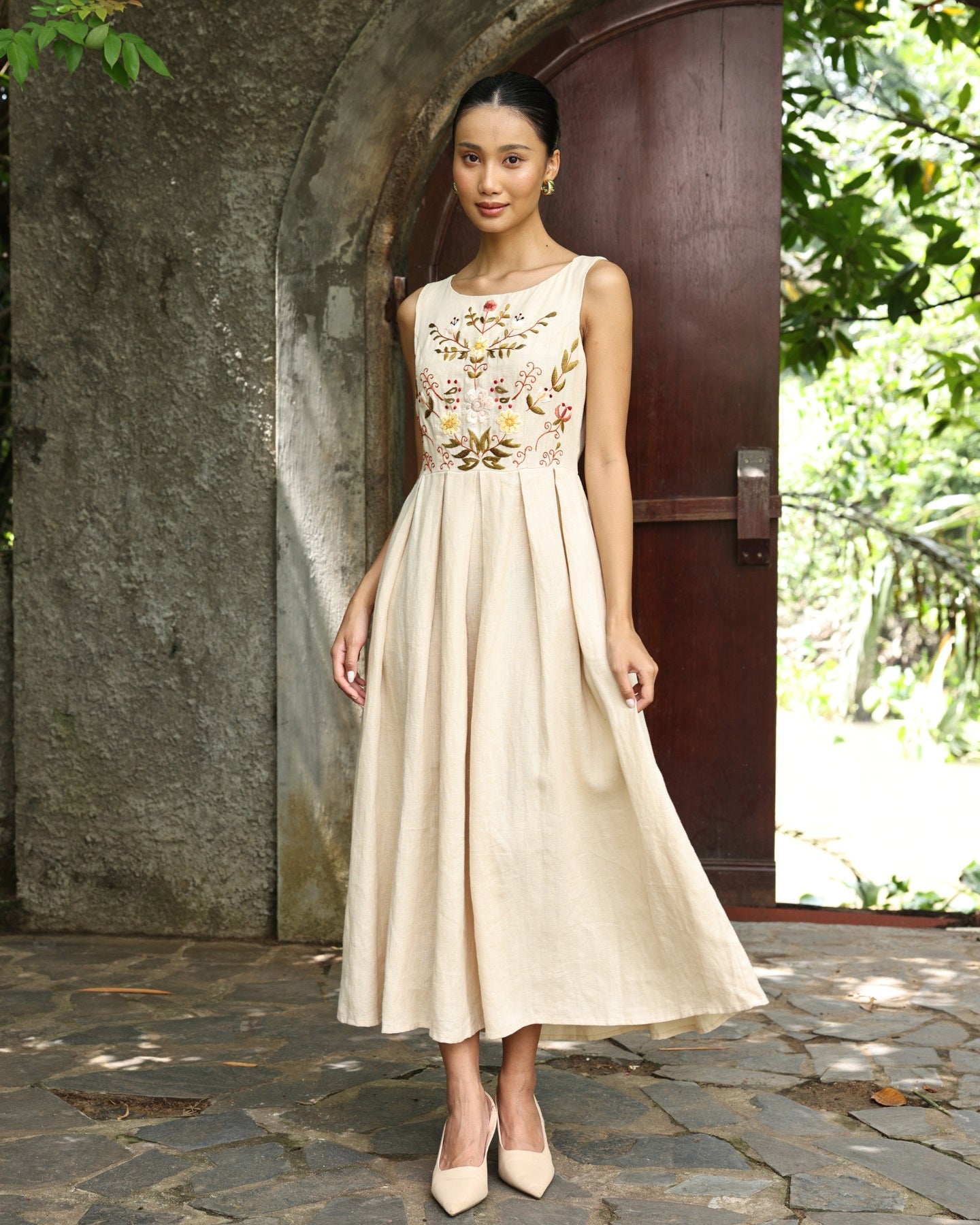 Linen dress with floral embroidery