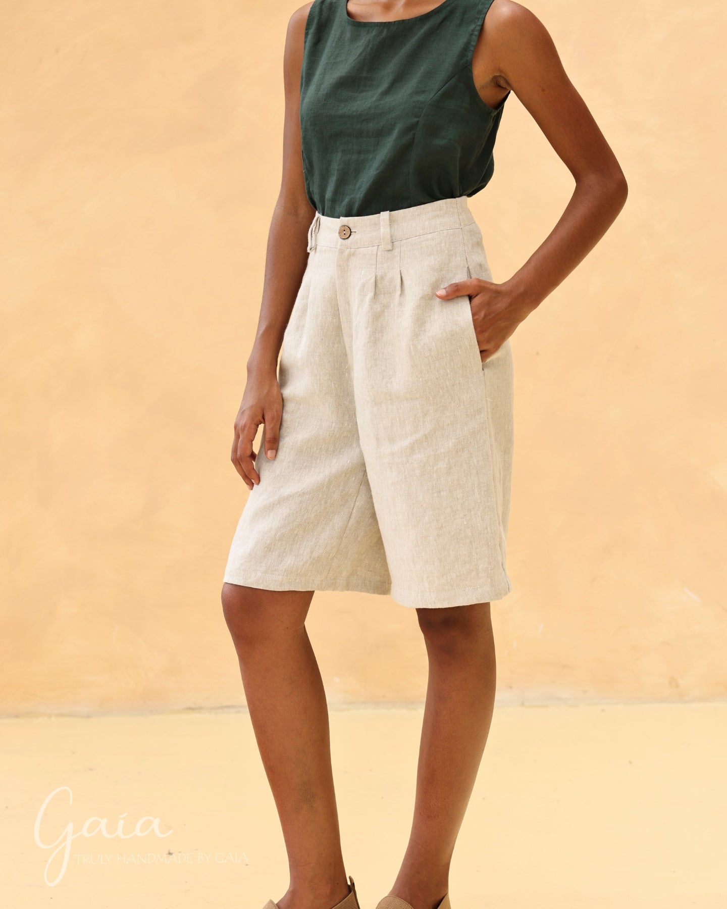 Linen knee-high shorts