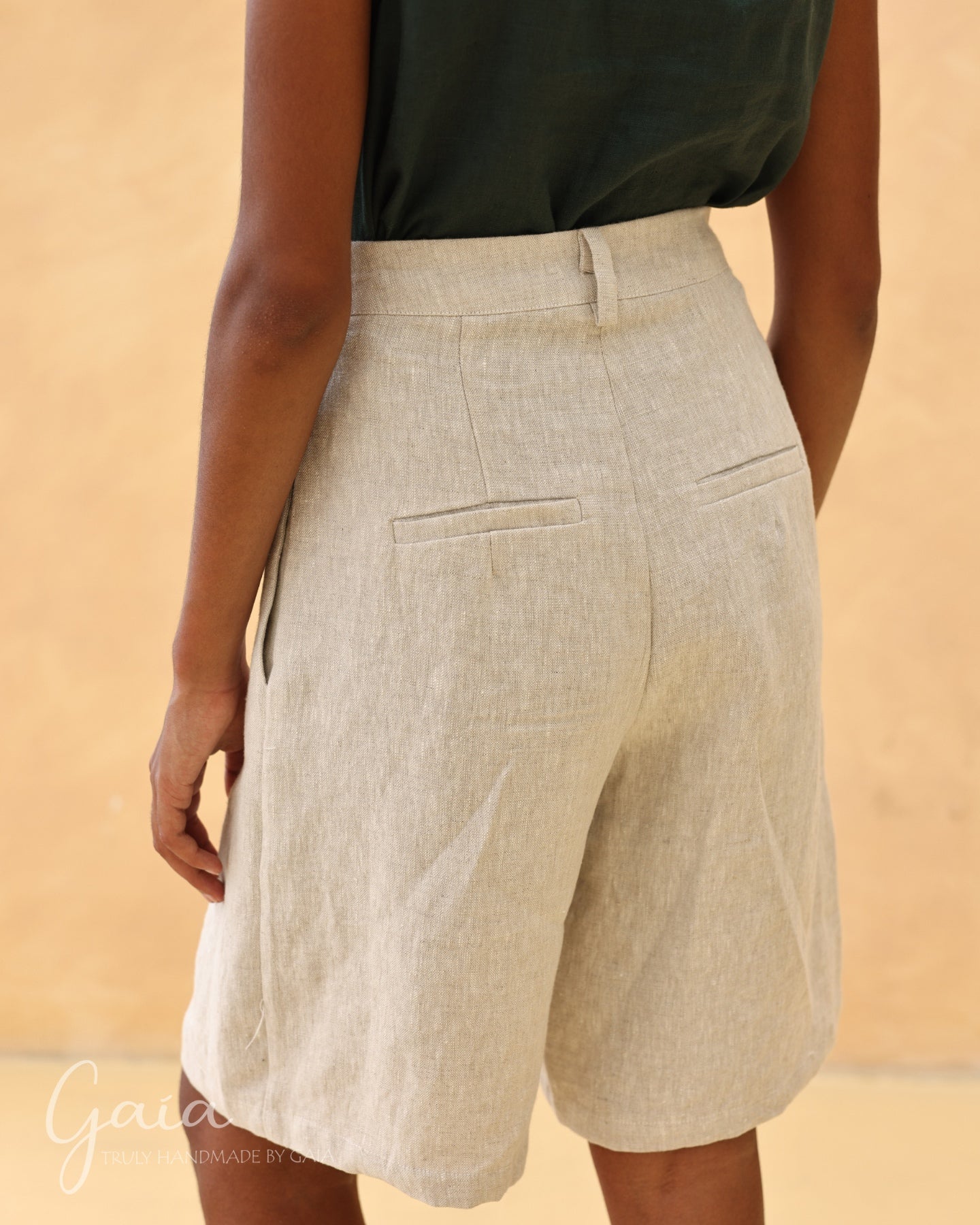 Linen knee-high shorts