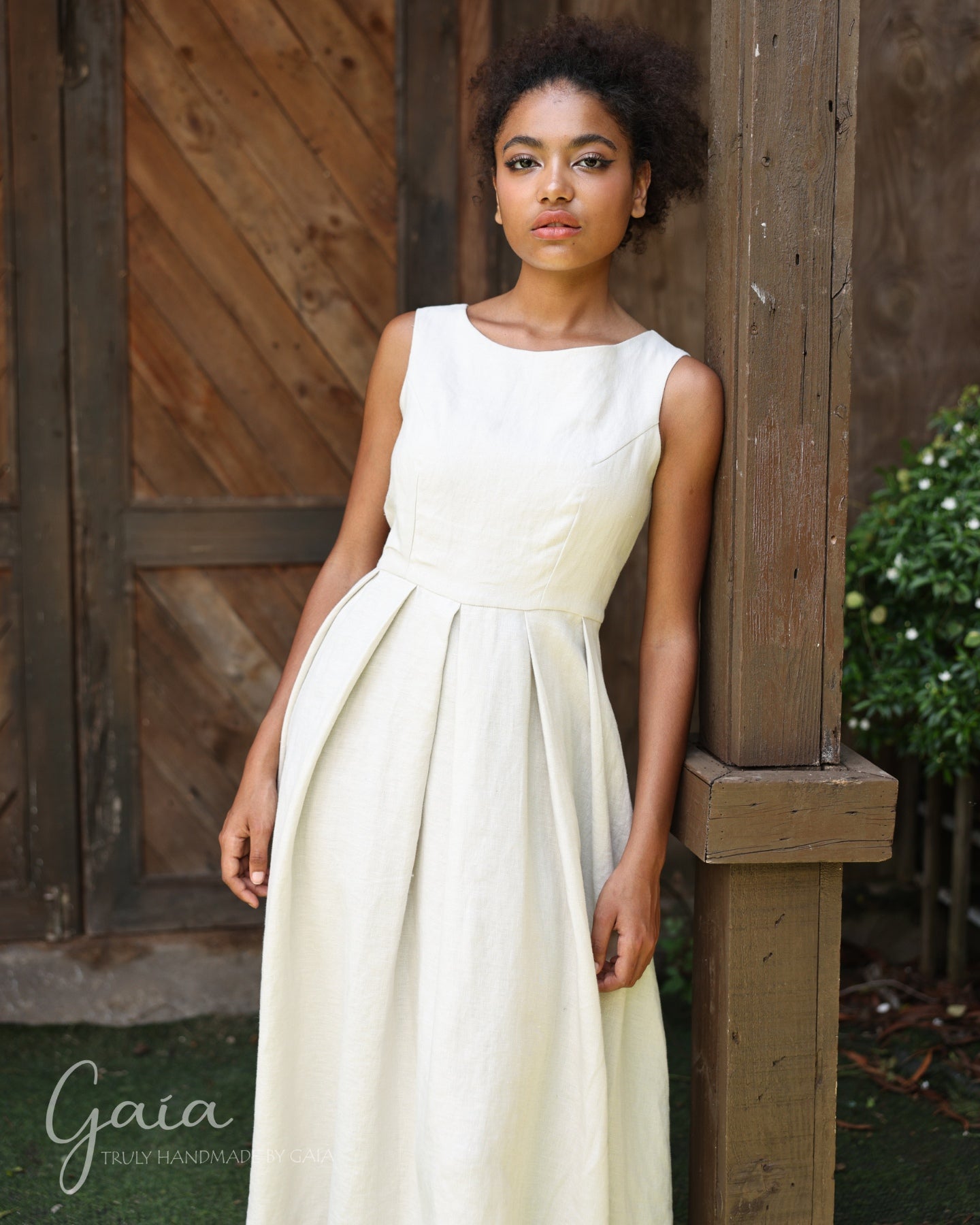 Linen sleeveless pleated dress