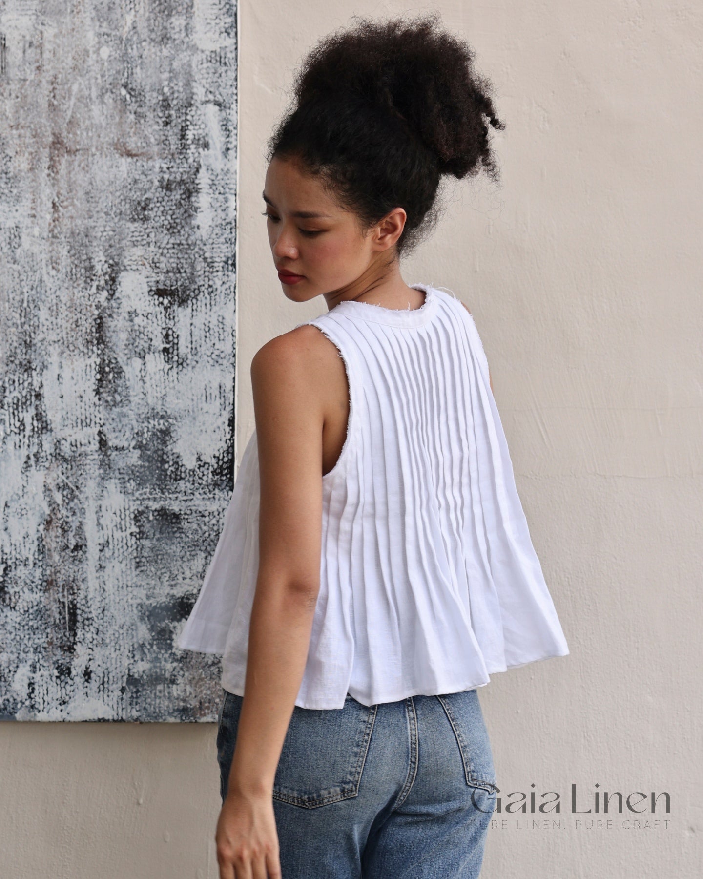 Linen sleeveless pleated top