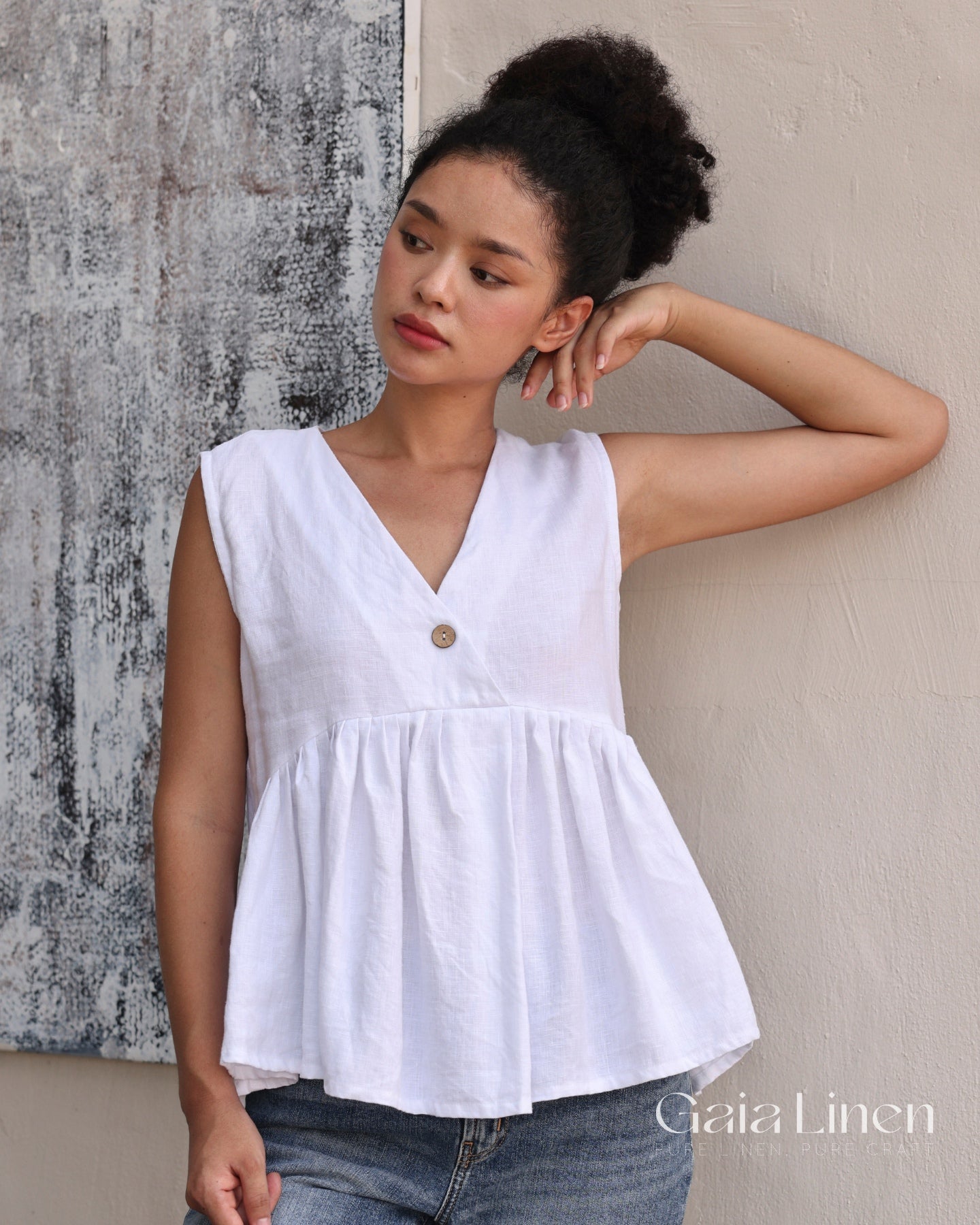 Linen sleeveless V-neck top