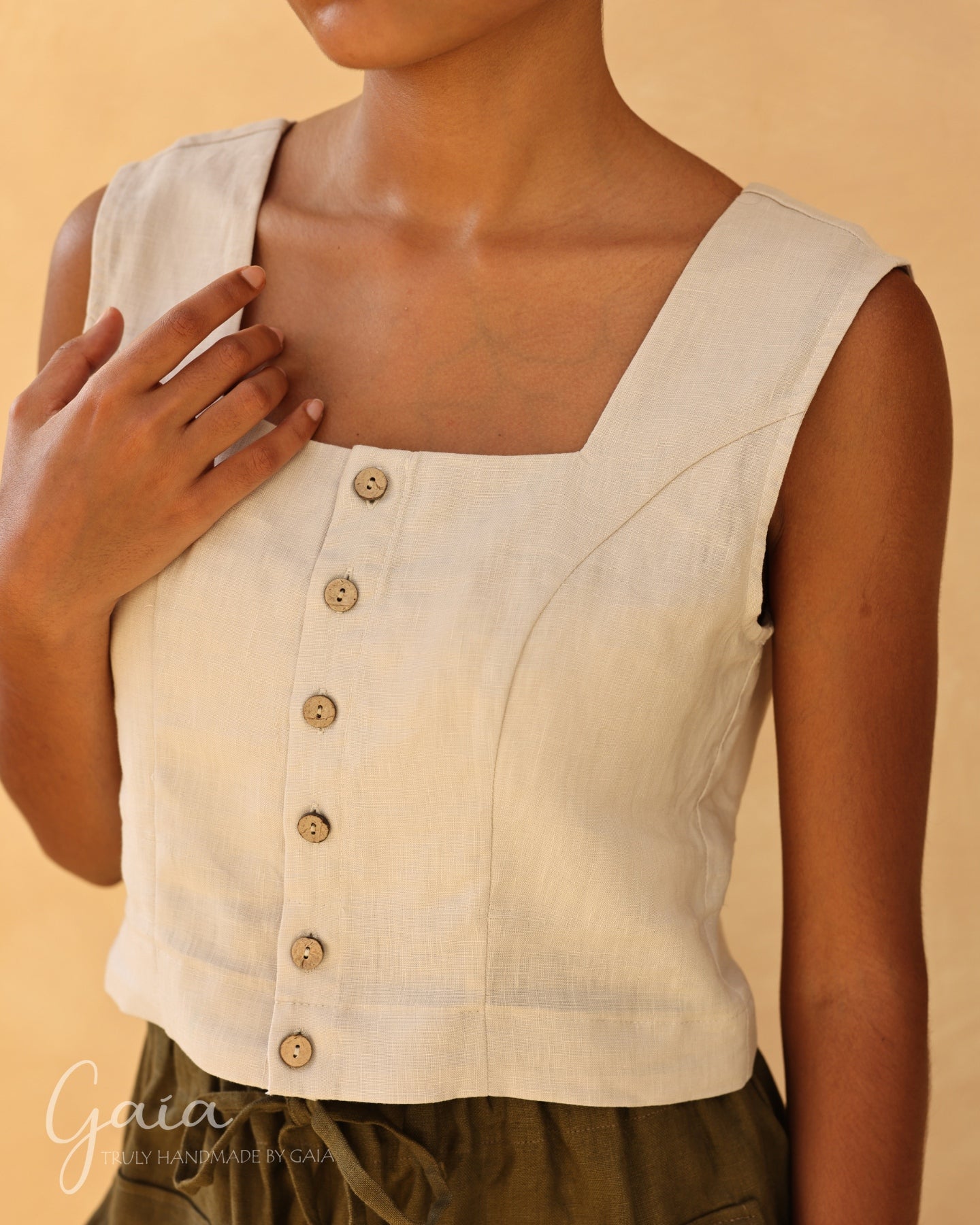 Linen tank top with buttons