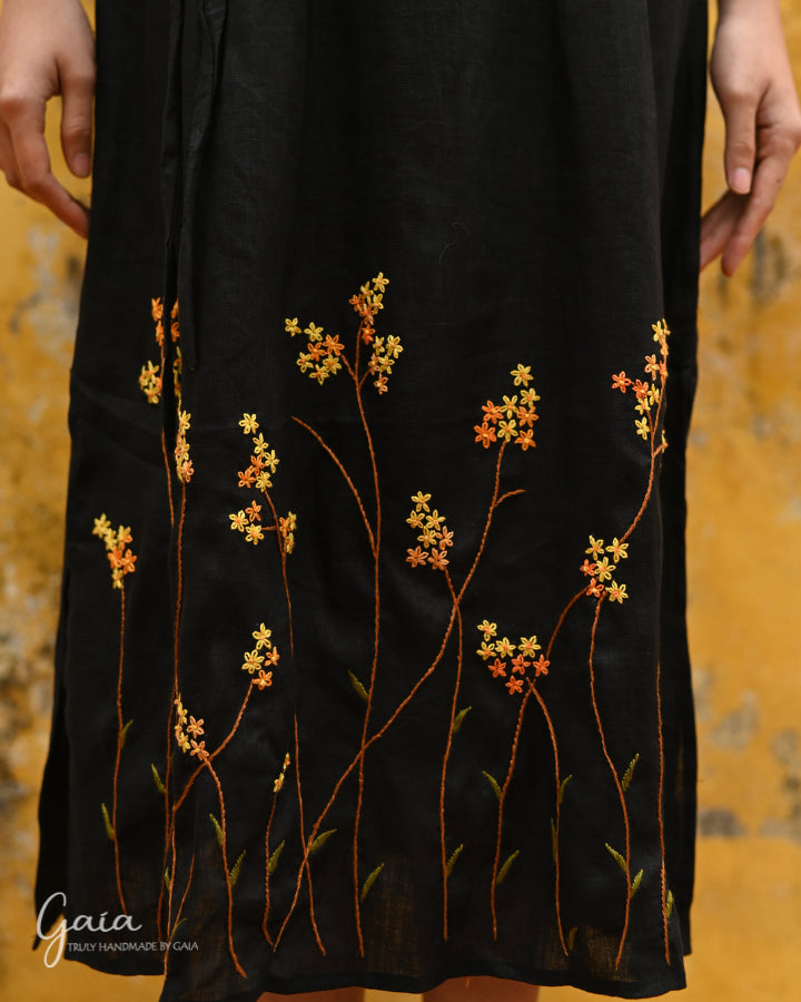 Linen V-neck dress with handmade embroidery LANY Linen V-neck dress with handmade embroidery LANY