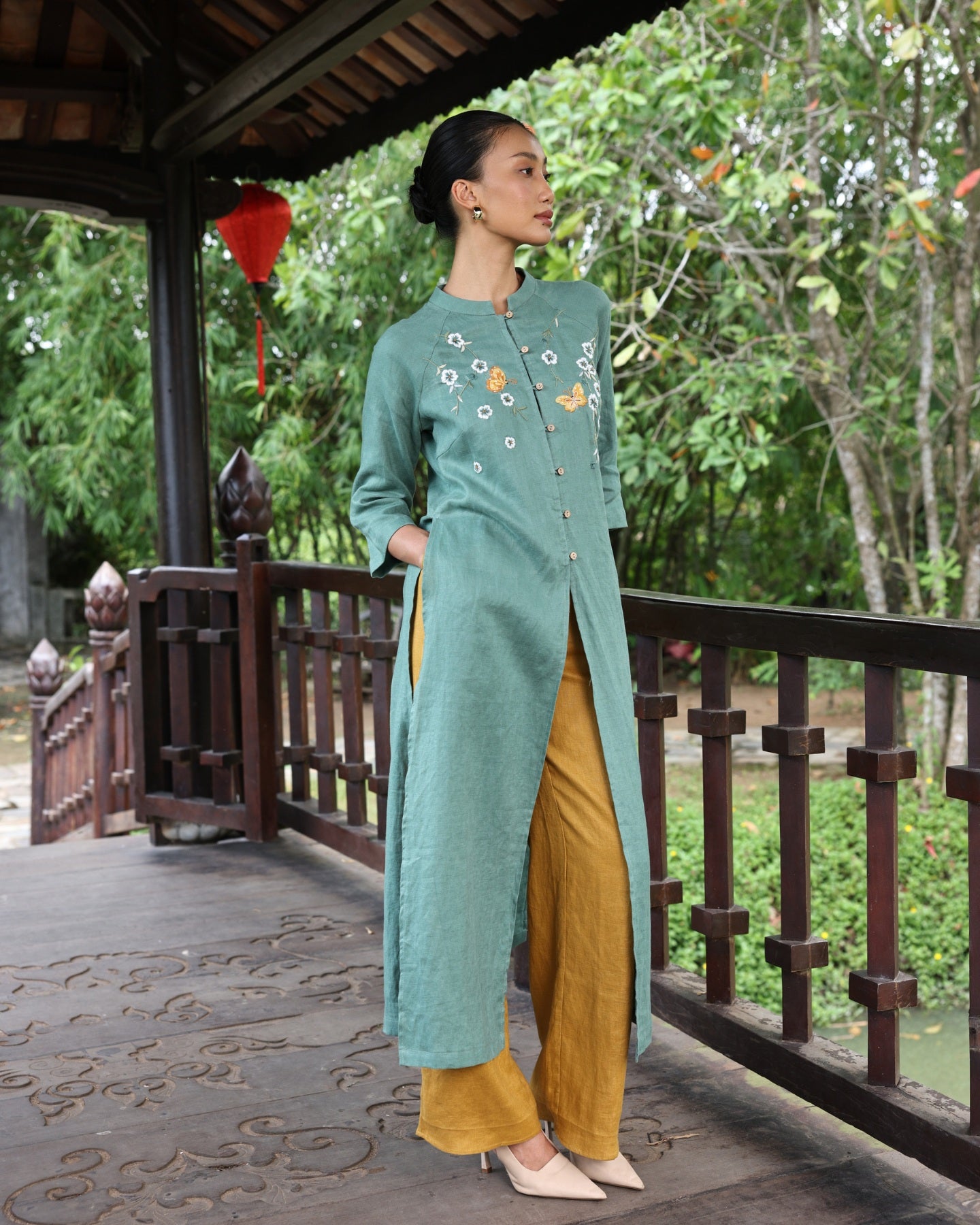 Long embroidered linen tunic