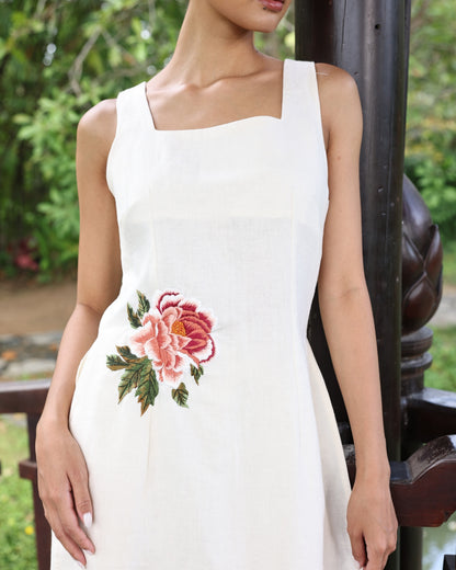 Sleeveless embroidered linen ao dai
