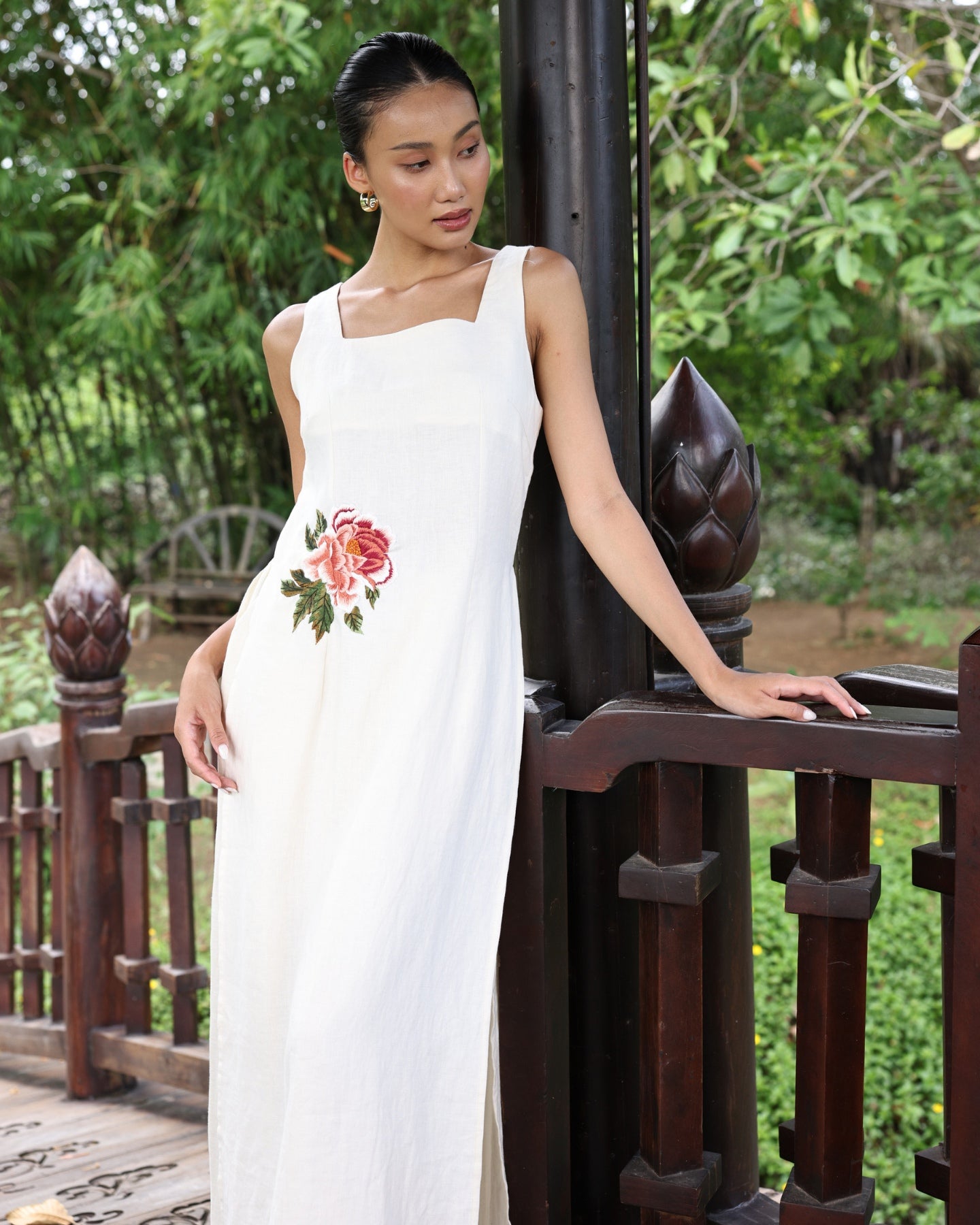 Sleeveless embroidered linen ao dai