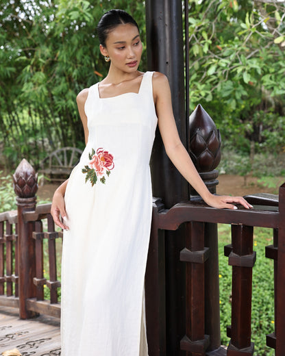Sleeveless embroidered linen ao dai