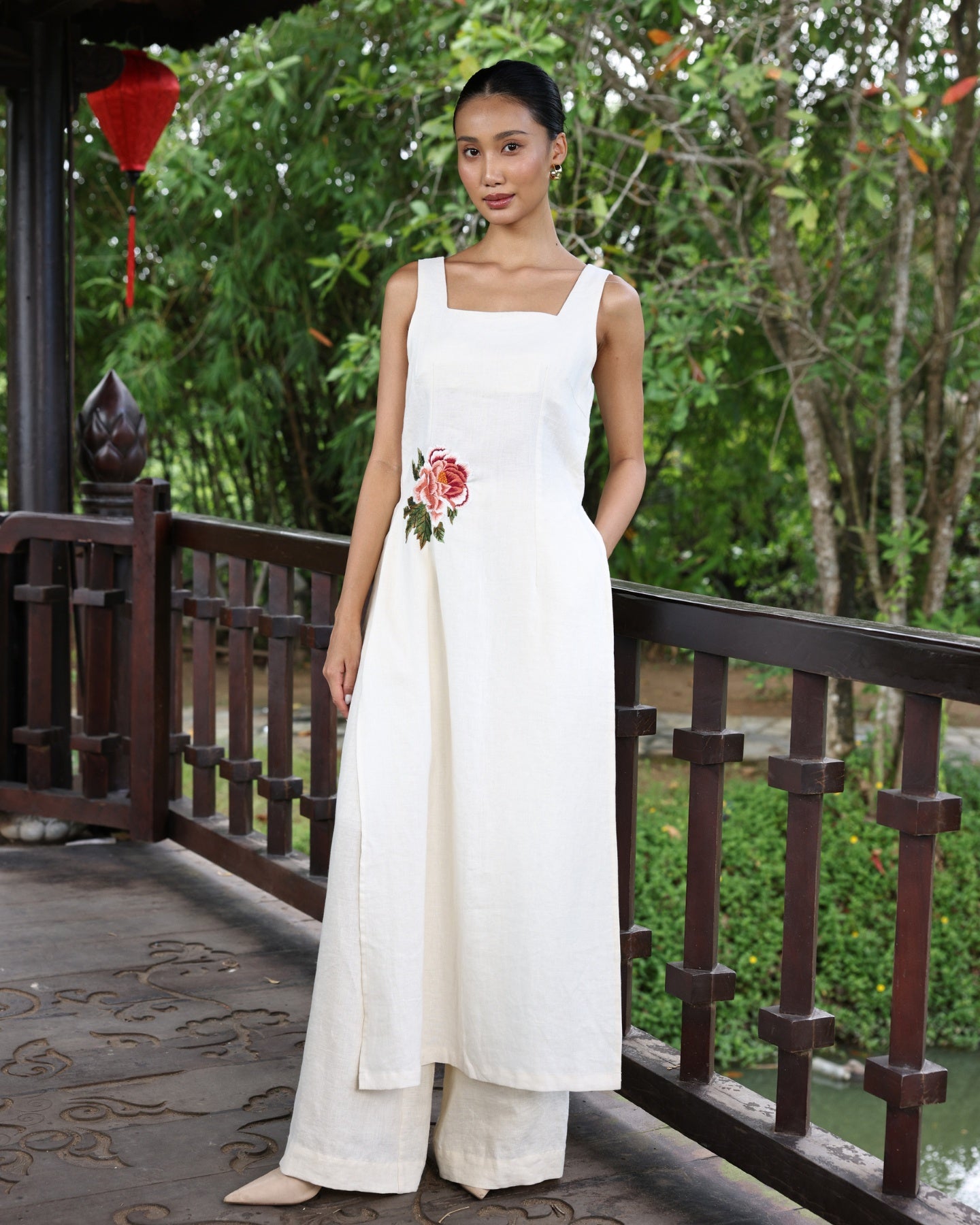 Sleeveless embroidered linen ao dai