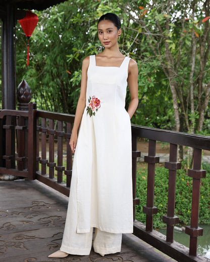 Sleeveless embroidered linen ao dai