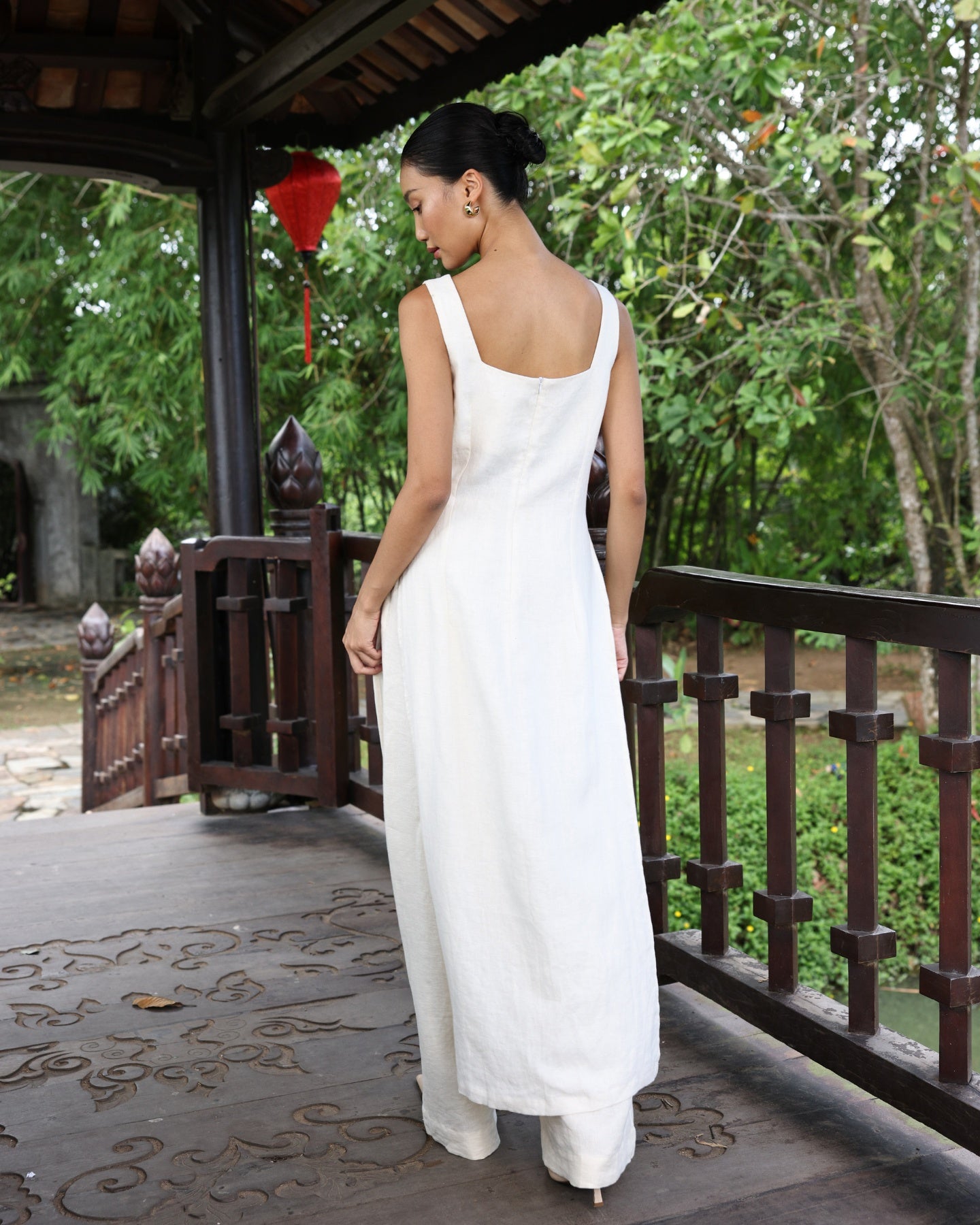 Sleeveless embroidered linen ao dai