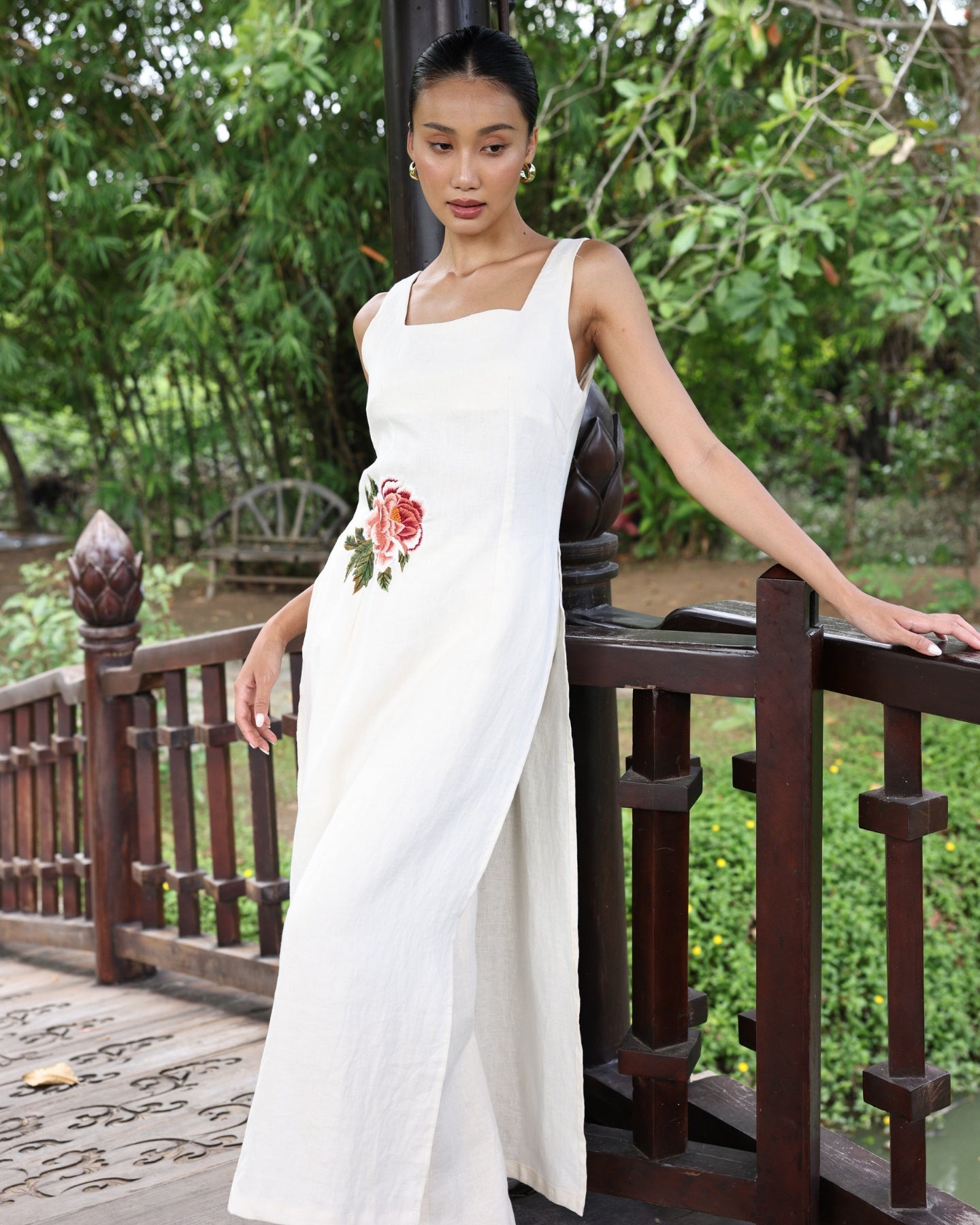Sleeveless embroidered linen ao dai