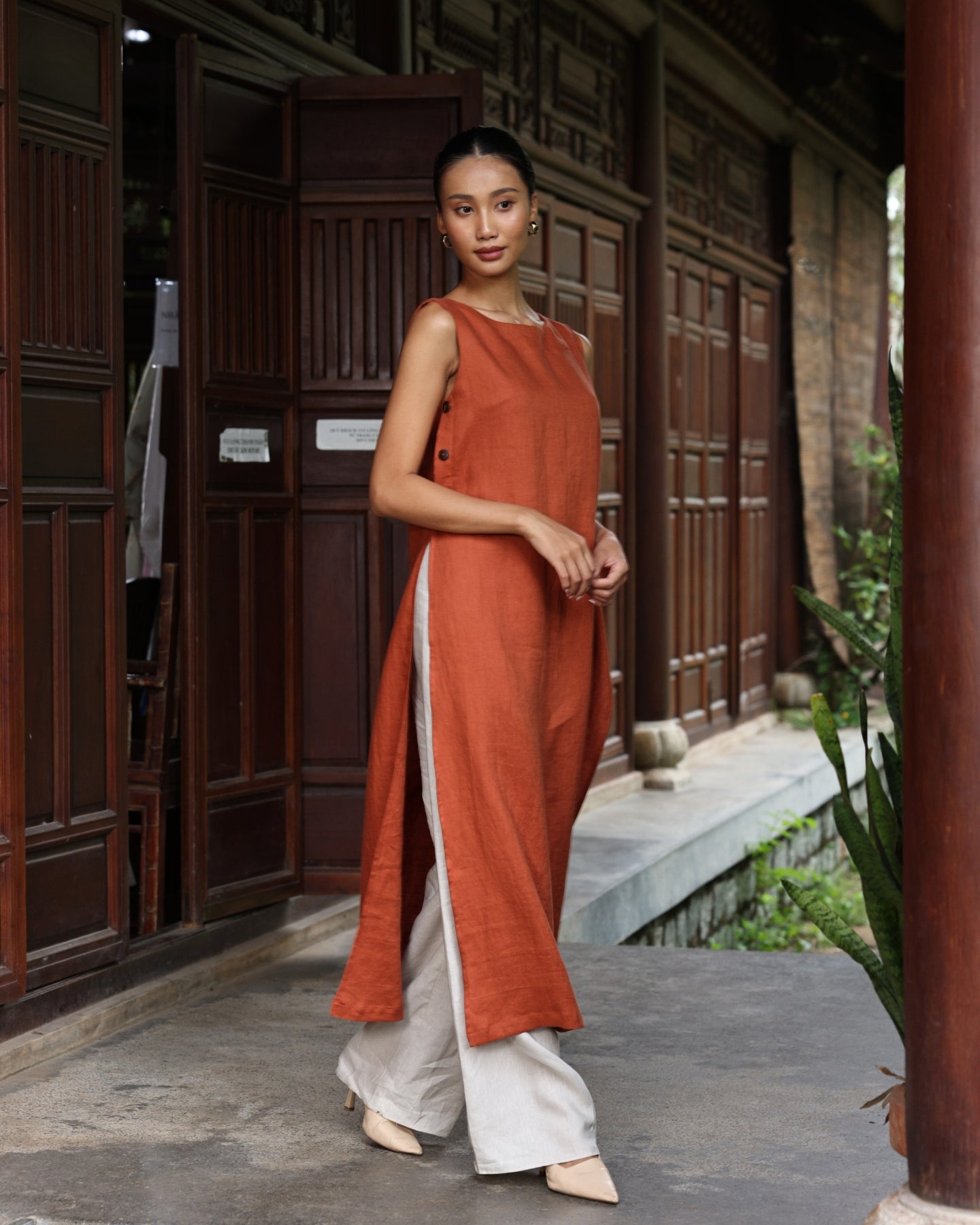Sleeveless linen ao dai