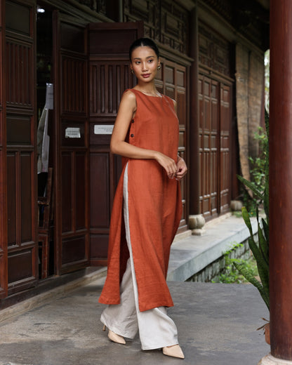Sleeveless linen ao dai