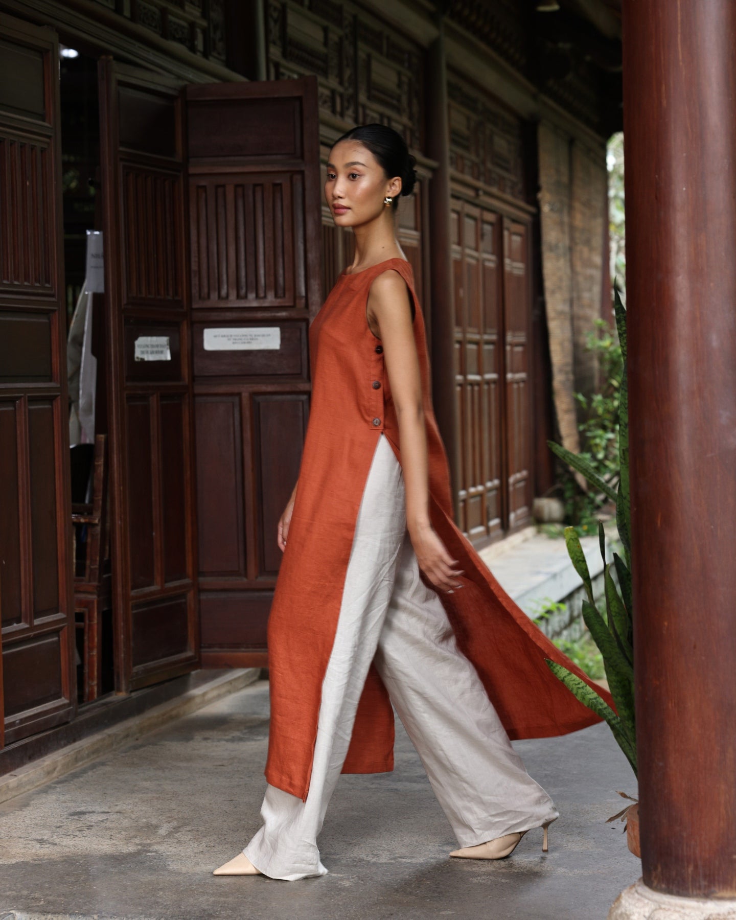 Sleeveless linen ao dai