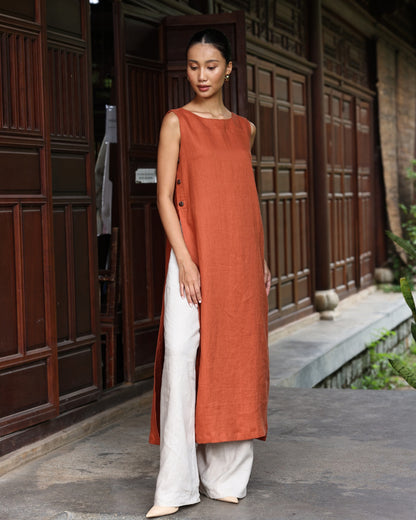 Sleeveless linen ao dai
