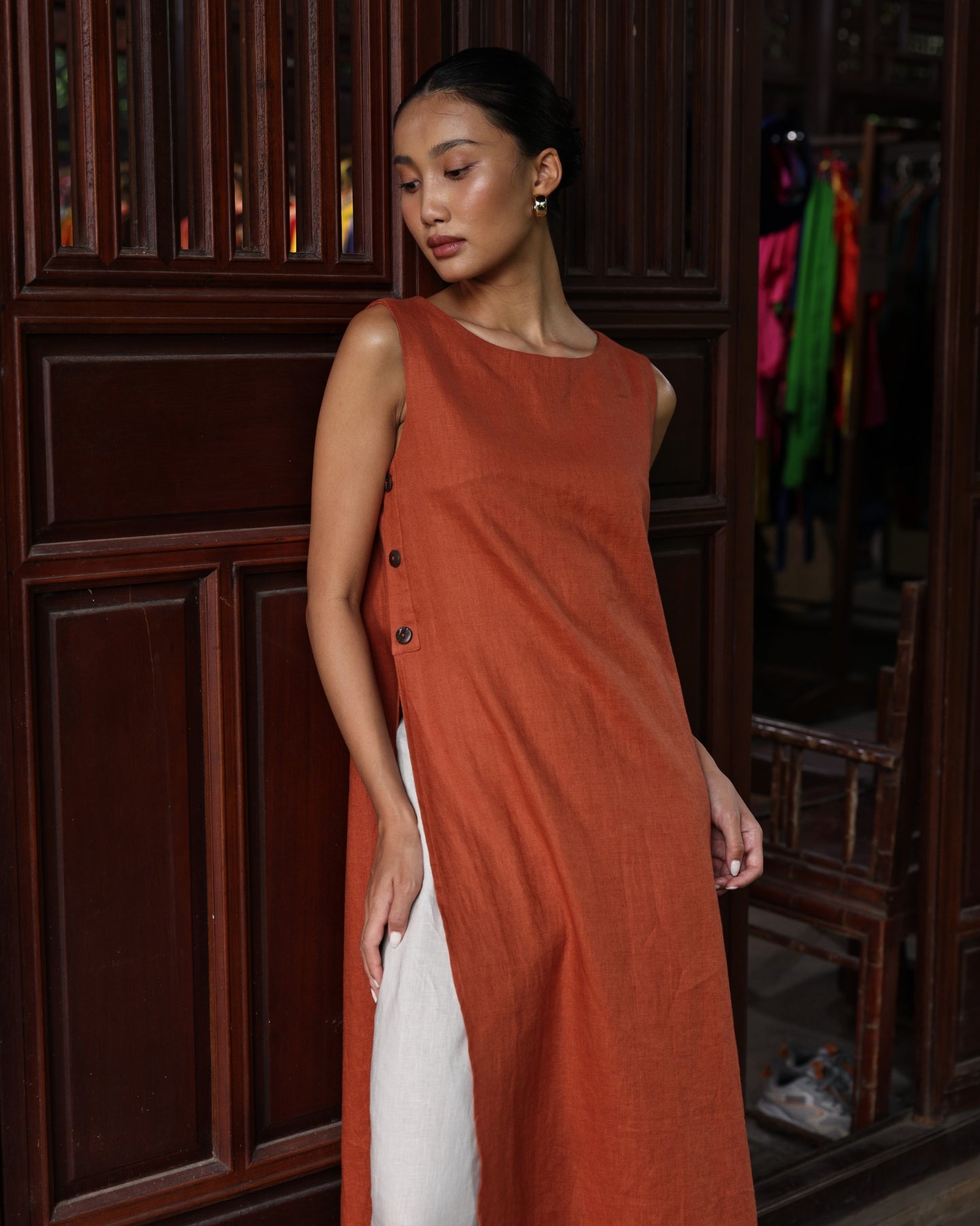 Sleeveless linen ao dai