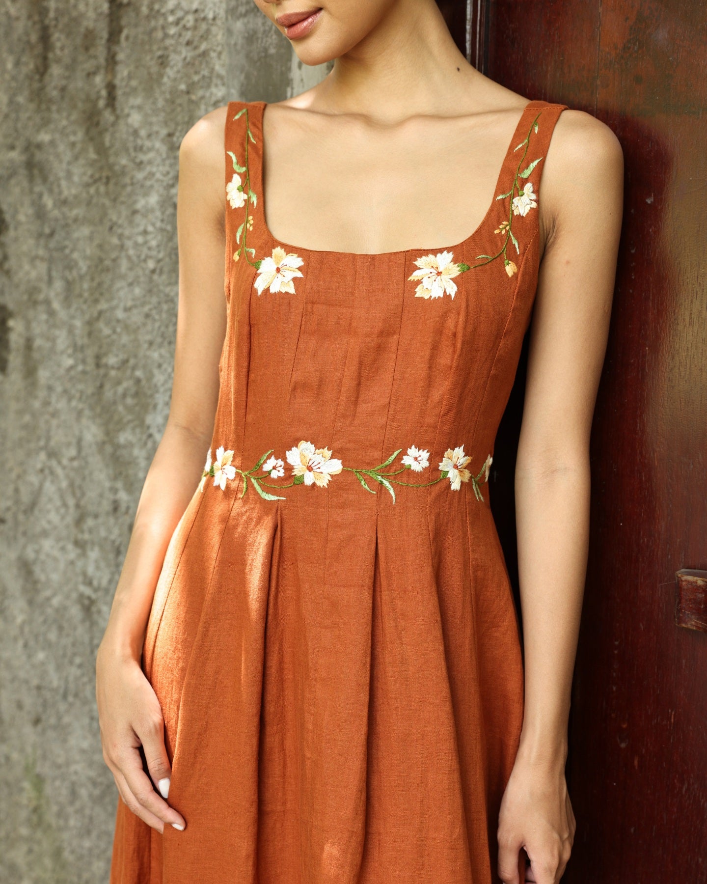 Sleeveless linen embroidered dress