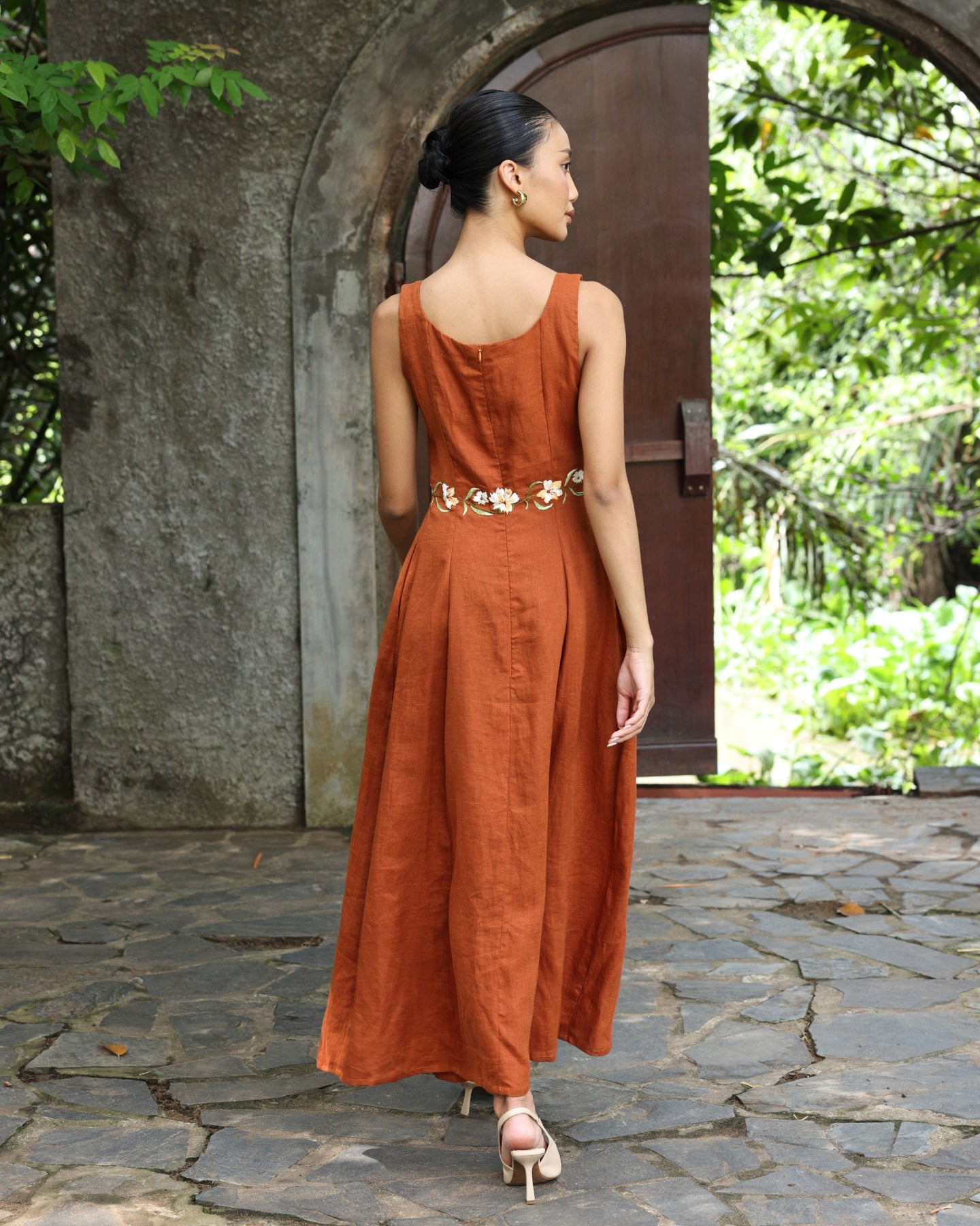 Sleeveless linen embroidered dress