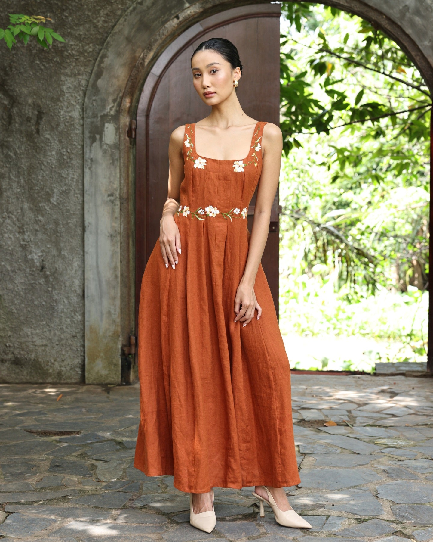 Sleeveless linen embroidered dress