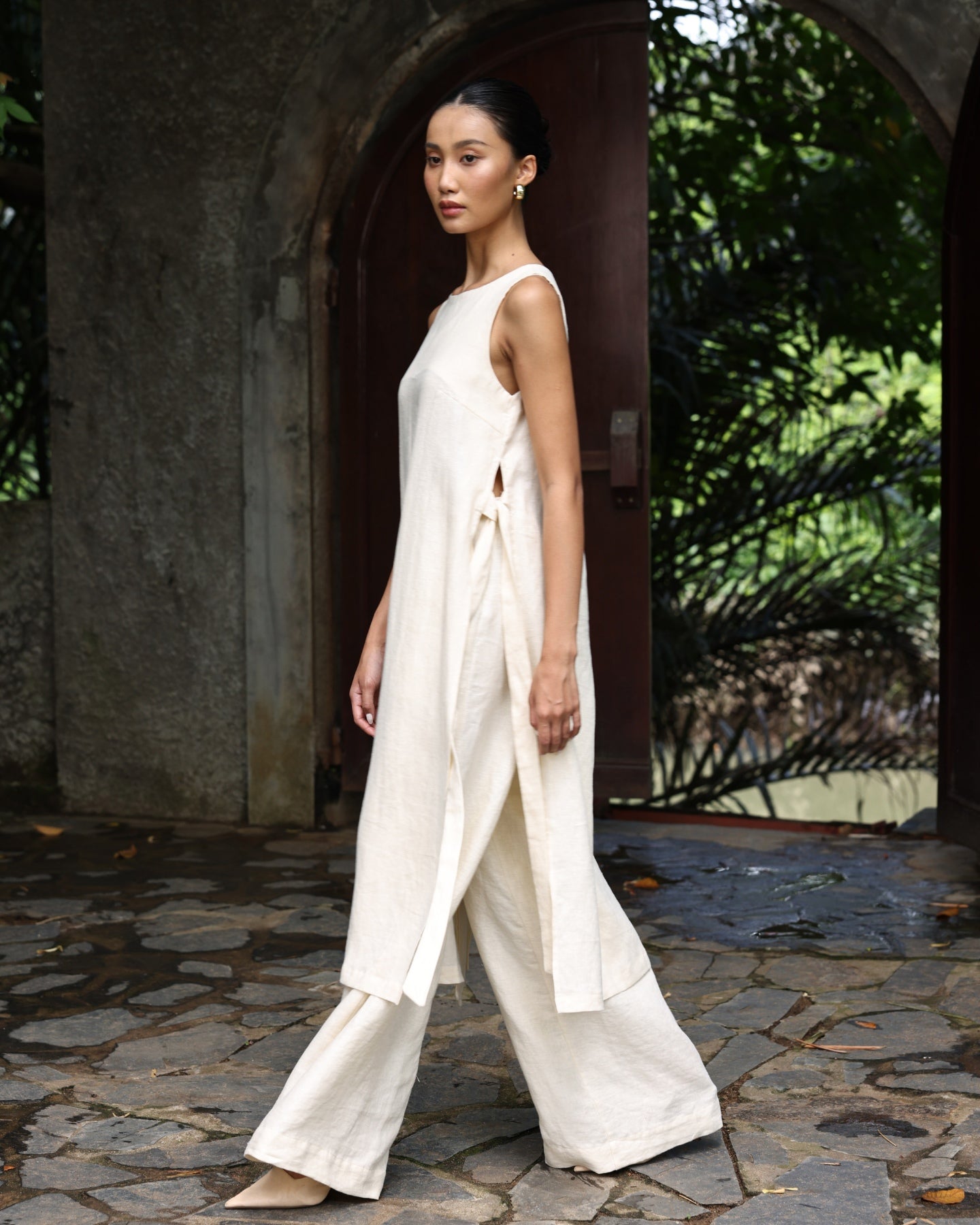 Sleeveless linen long tunic ao dai