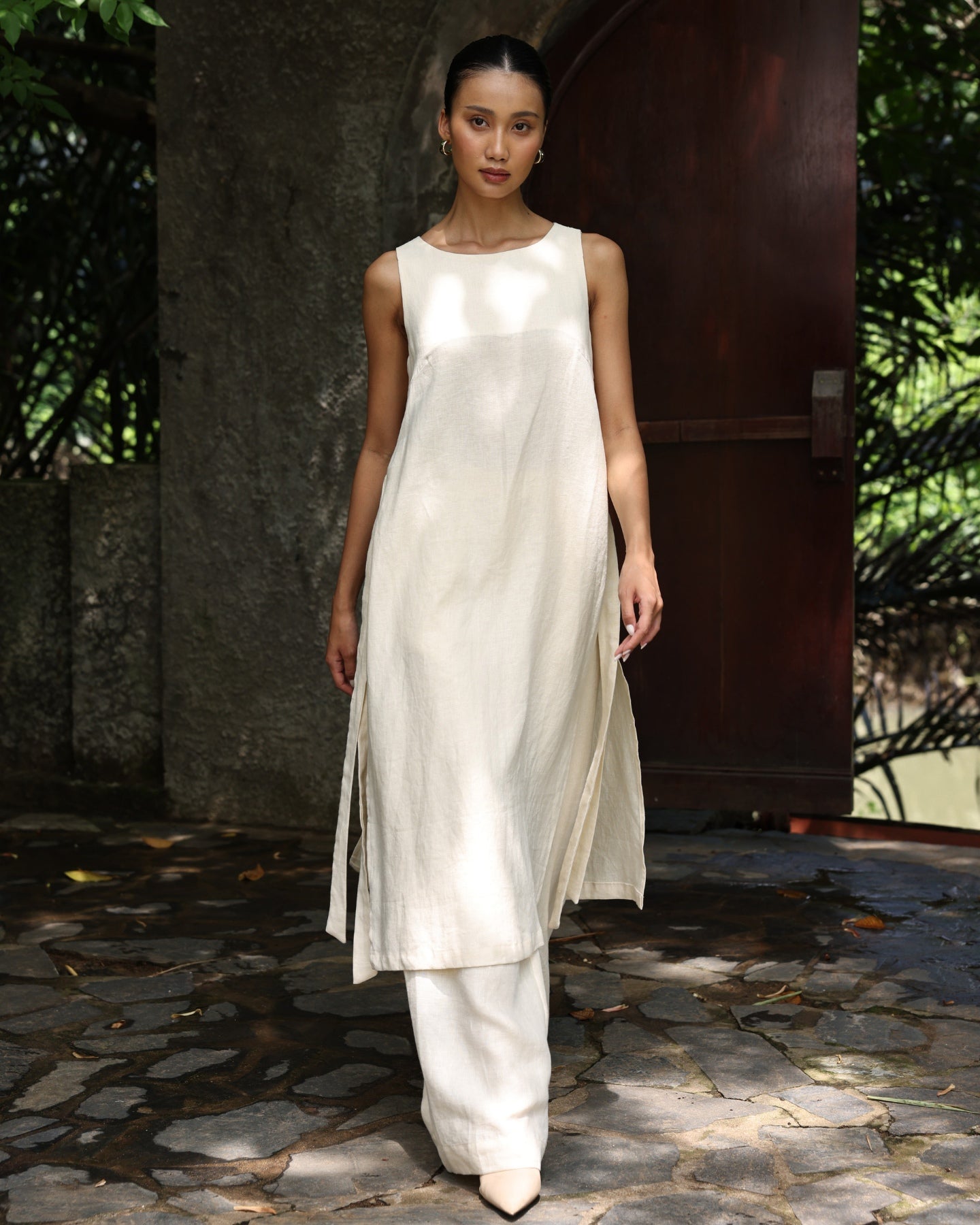 Sleeveless linen long tunic ao dai