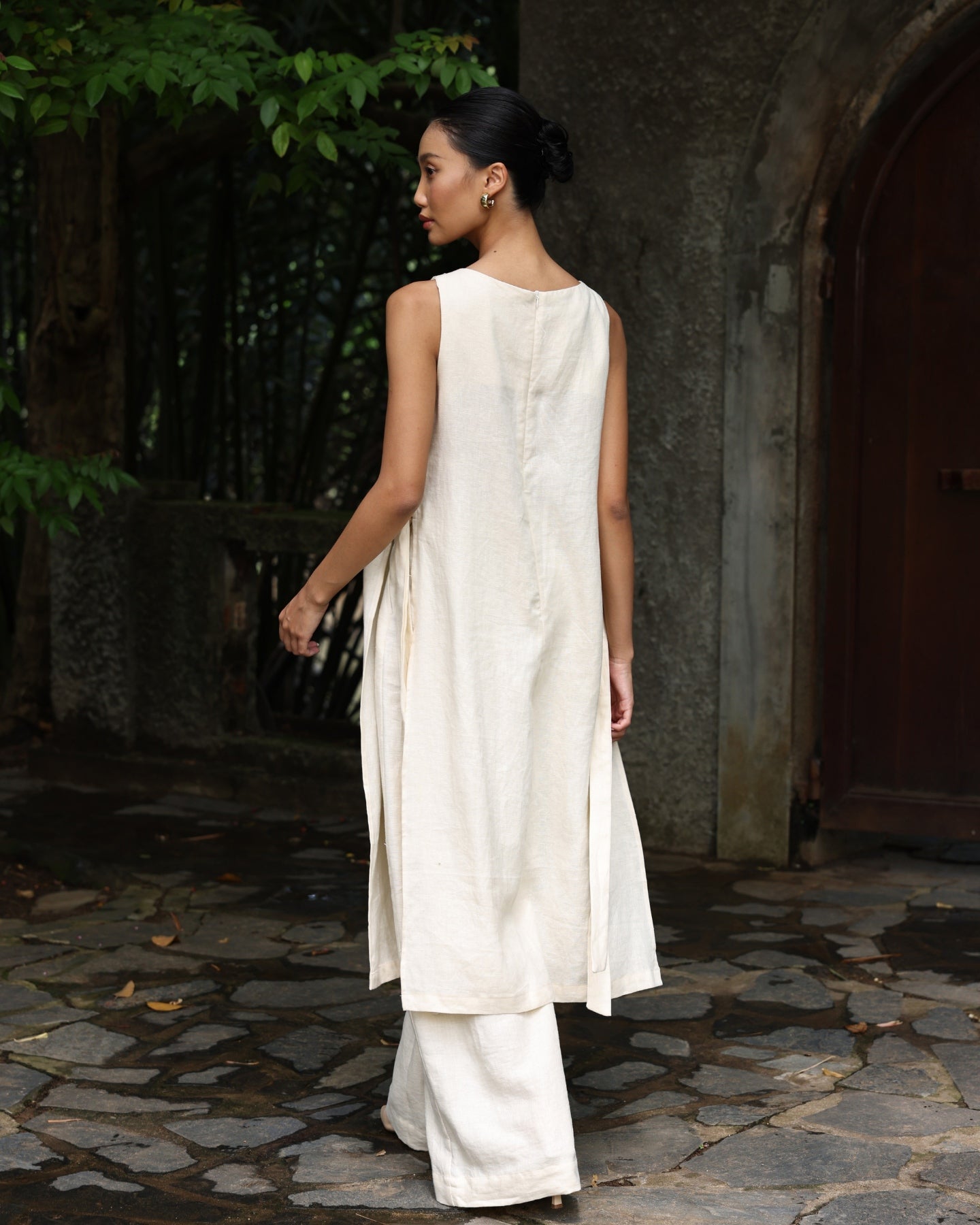 Sleeveless linen long tunic ao dai