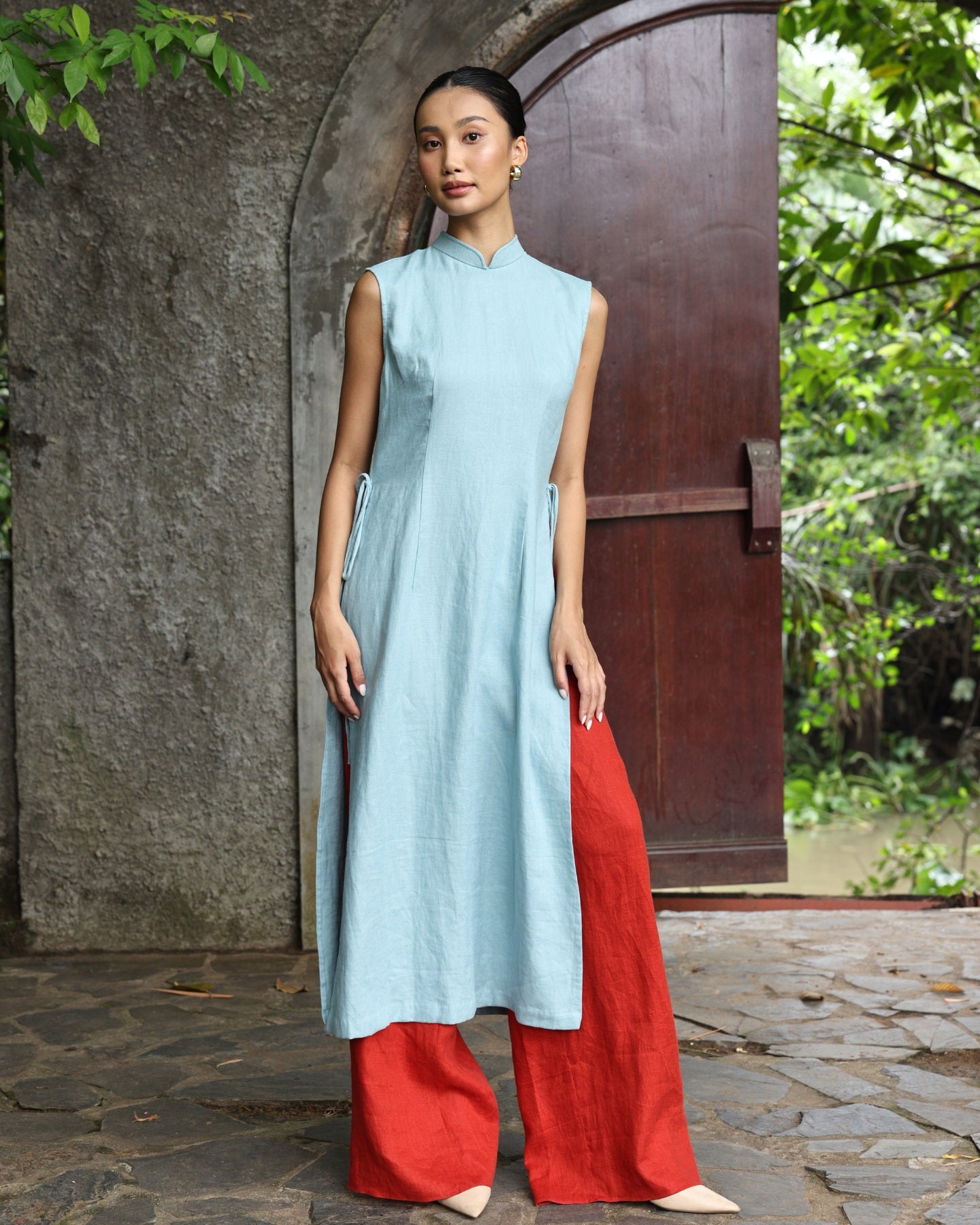 Sleeveless linen Vietnamese dress