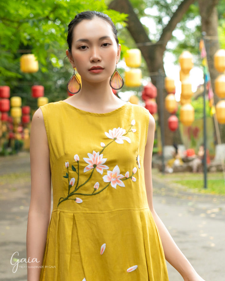 Sleeveless linen Vietnamese modern Ao Dai