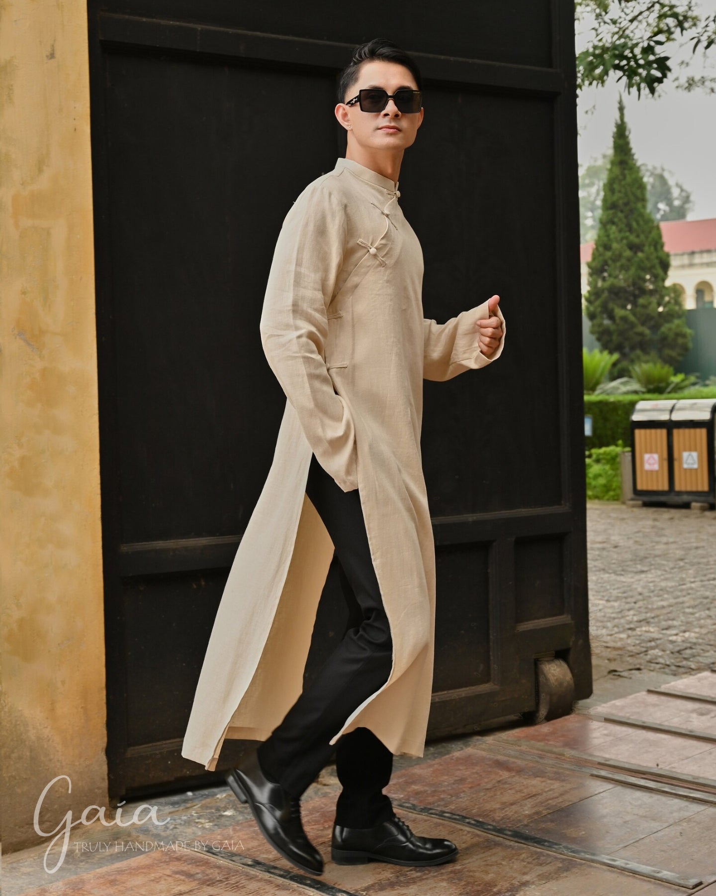 Traditional Vietnamese dress for men