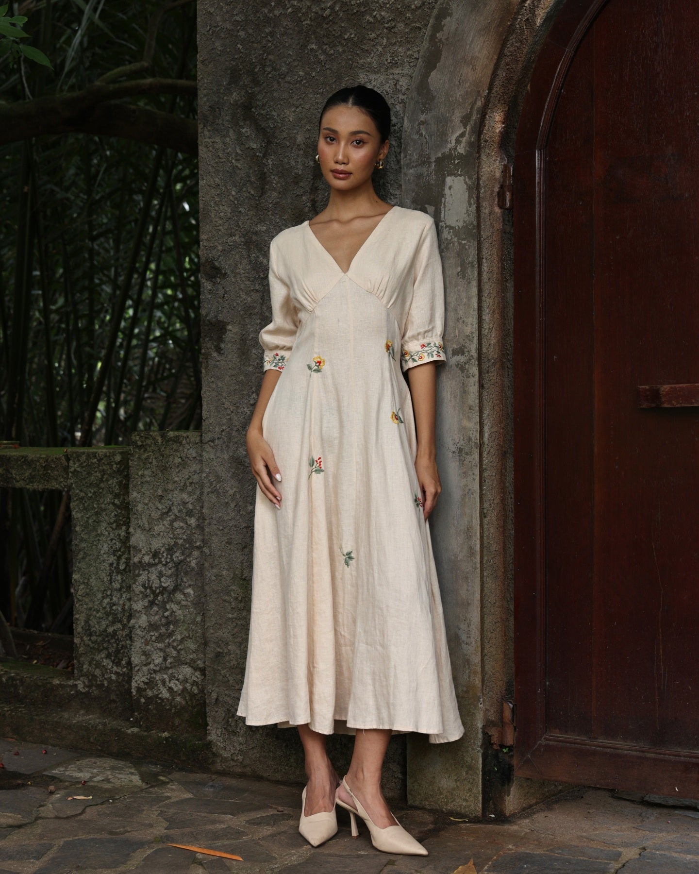V-neck linen dress with hand embroidery