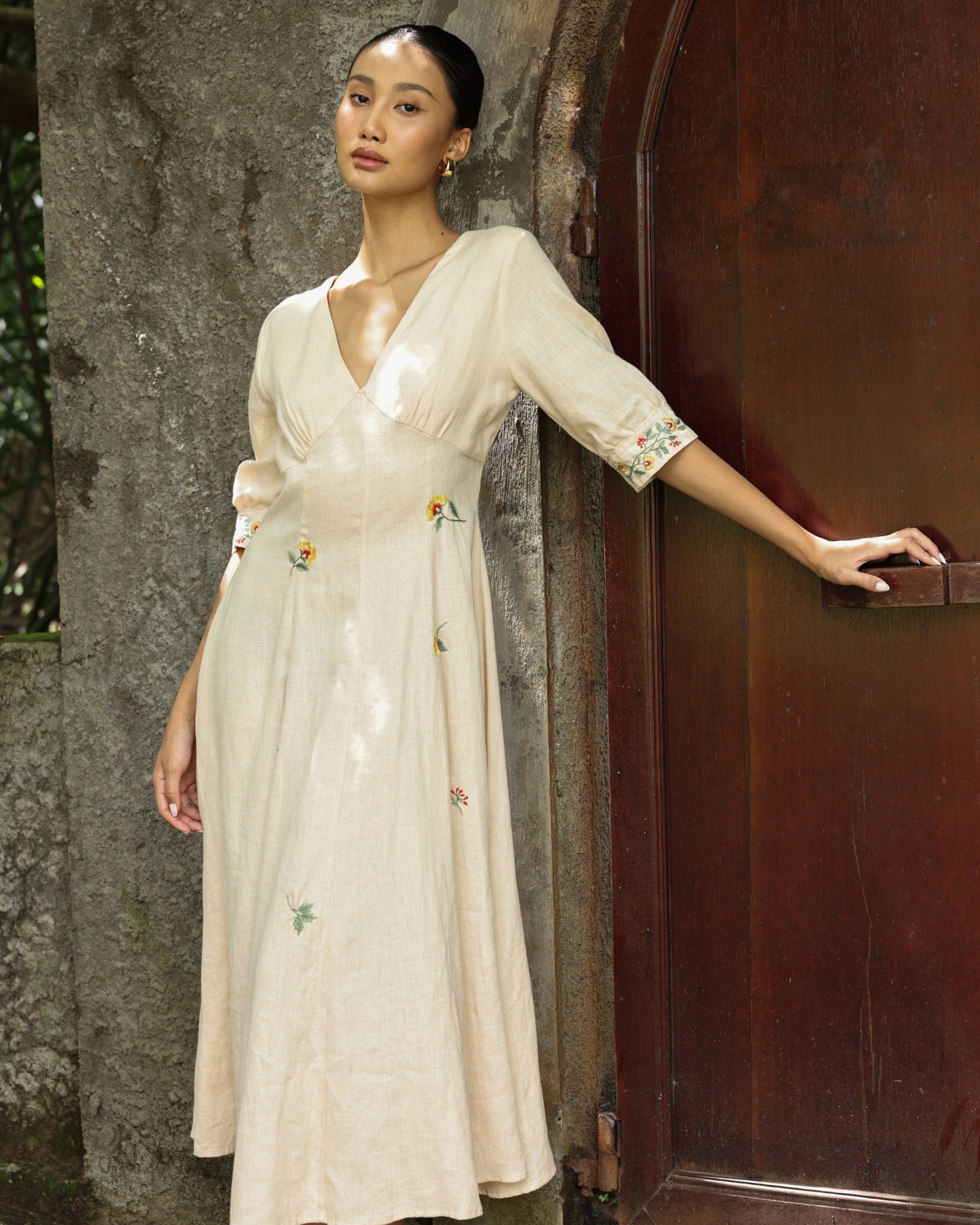 V-neck linen dress with hand embroidery